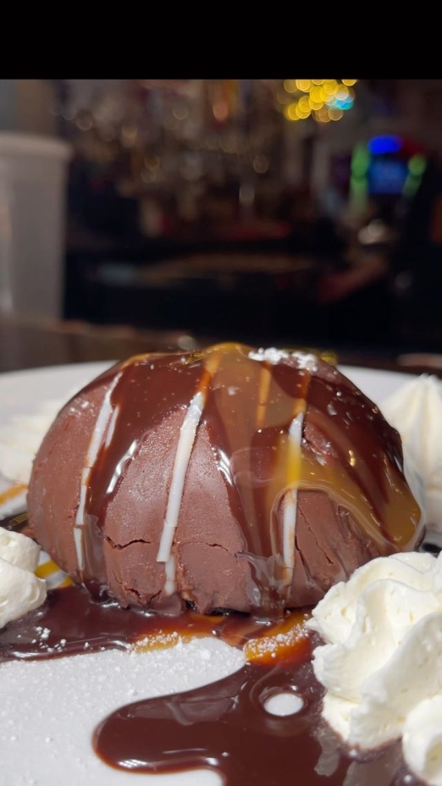 🍫🎉 Treat yourself to something extra special with our latest dessert, the Chocolate Tuxedo Bomb! A creamy chocolate mousse, covered in a rich chocolate shell and topped with caramel sauce. 😍 Head to Freddy J’s Bar & Kitchen for the ultimate chocolate experience!