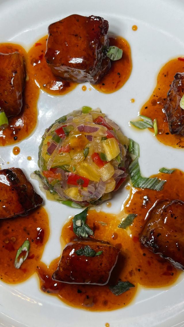 🐖🔥 Savor the flavor with every bite of our Pork Belly Bites! 🍢 House-smoked to perfection and tossed in a mouth-watering Asian fusion glaze, served with a fresh pineapple salsa. 😍 It’s a flavor explosion you won’t soon forget! 💥 Come taste the deliciousness for yourself and see why it’s a customer favorite. 🙌😋