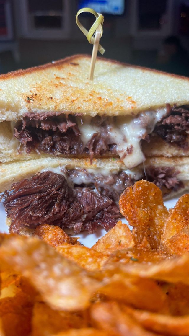At Freddy J’s Bar & Kitchen, we’re proud to serve up some of the tastiest handhelds in town, but none quite compare to our Short Rib Grilled Cheese. 🧀🍖 This delectable sandwich features succulent stout-braised short rib paired with melted brie cheese, sweet and tangy peach pepper jam, and caramelized onions. This handheld, served on thick, fluffy Texas toast, is perfectly grilled. Visit us and taste the difference for yourself! 😍🤤