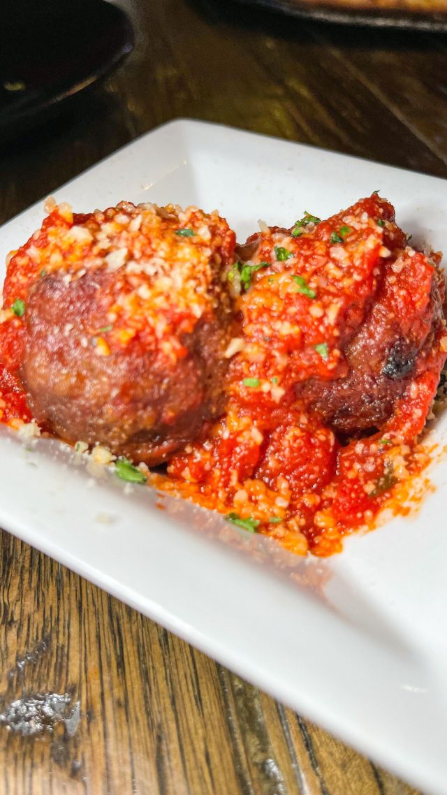 🍝🥩 Introducing our Smoky and Savory Meatballs during Happy Hour! 🕒

Every day we’re open from 3-6pm, enjoy these mouthwatering meatballs made with:

🏠 House-smoked ground beef
🌭 Sausage
🌶️ Peppers
🧅 Onions
🍅 Marinara sauce

Paired with your favorite drink, these meatballs are the ultimate comfort food. Don’t miss out! 😋🍽️