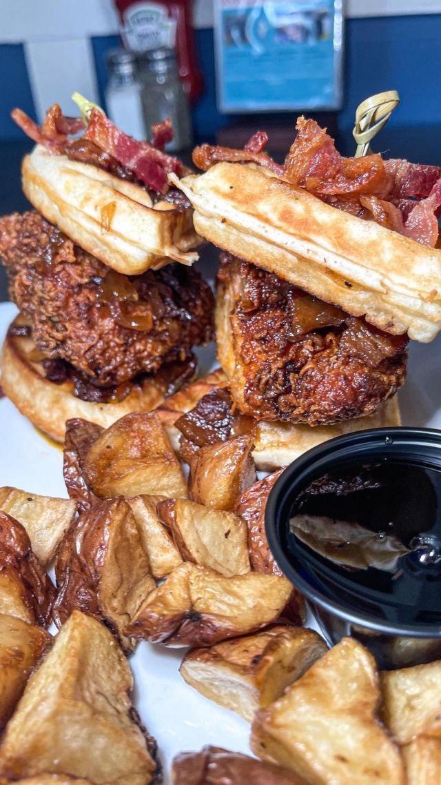 Buckle up, food adventurers!🔥🍗 Freddy J’s Bar & Kitchen is whipping up a brunch spectacle with their Chicken & Waffle Sliders. Featuring the daring spicy Nashville style buttermilk fried chicken for those who like a kick, and the classic, succulent OG fried chicken for purists - it’s a Sunday special you don’t want to miss.

Nestling under that crispy chicken delight is a sweet, comforting waffle. Bacon jam adds a smoky twist, dancing in harmony with a drizzle of maple syrup. An ensemble that’s music to your taste buds!🥓🍯 

And let’s not overlook the breakfast potatoes, a worthy co-star in this flavorful performance. 🥔👏

At Freddy J’s, brunch isn’t just a meal, it’s an experience. It’s a tantalizing rendezvous between the classic and the daring, served up every Sunday from 10am to 1pm. Whether you’re a fan of fiery delights or craving comforting classics, this is a culinary journey not to be missed.🌶️🎆🍽️
