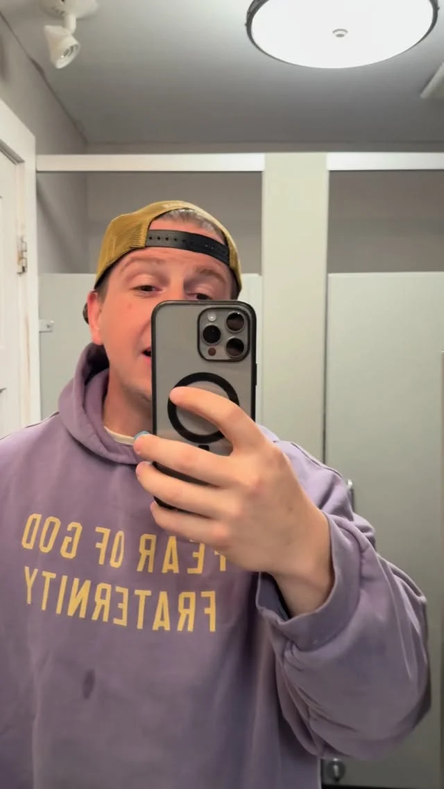 To the person who vandalized my mirror: Your handwriting is trash and you’re a bedbug!